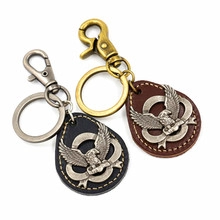 Detailansicht antiker Zinklegierungs-Schlüsselanhänger mit Adler-Lederanhängern in Silber und Bronze