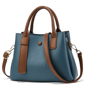 Borsa a mano blu navy in pelle martellata con tracolla marrone a contrasto e grande capienza