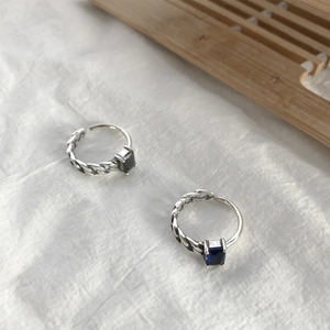 Detail of S925 sterling silver rings with square onyx stones and twisted rope texture