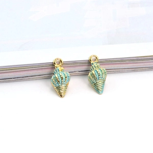 Details von blau-goldenen Muschel-Anhängern für DIY-Schmuck mit Emaille-Finish