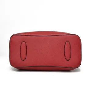 Détails du sac à main en cuir rouge montrant la vue arrière et le fond renforcé