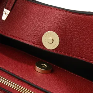 Macro de cuir litchi rouge foncé avec fermoir magnétique doré et crochet métallique