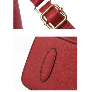 Détails du sac à main en cuir rouge avec boucles dorées et protection de base