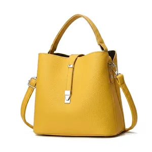 Détails du sac seau en cuir grainé avec fermoir métallique et neuf coloris disponibles