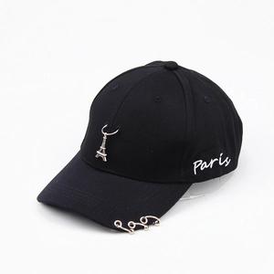 Dettaglio cappello in cotone nero con anelli d'argento, ciondolo Torre Eiffel e ricamo Paris