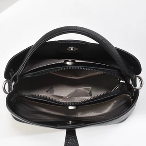 Vue de dessus d'un sac à main noir en cuir grainé avec compartiments et fermeture éclair
