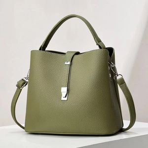 Détail d'un sac seau vert olive avec texture litchi et fermoir métallique argenté