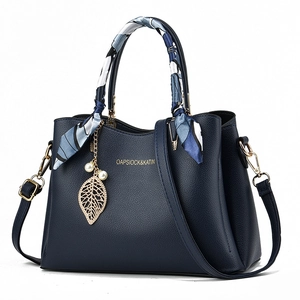 Sac à main bleu marine en cuir litchi avec foulard décoratif et pendentif feuille dorée