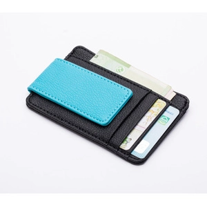 Dettaglio porta carte in pelle nera con chiusura magnetica blu e slot multifunzione