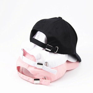 Tre cappellini da baseball punk neri, bianchi e rosa con dettagli ad anello metallico