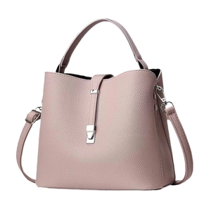 Sac à main rose en cuir grainé avec boucle métallique et bandoulière amovible pour femme