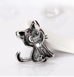 Detailed back view of vintage silver cat brooch showing the pin clasp and texture