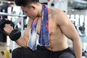 Breathable mesh cooling towel with gradient print shown in a fitness gym workout setting