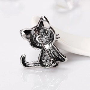 Vintage cat brooch in antique silver alloy with textured finish and pin clasp