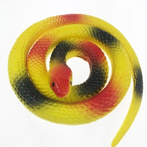 Vue détaillée des écailles réalistes et motifs du serpent jouet en caoutchouc souple