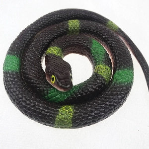 Vue détaillée d'un serpent jouet réaliste noir et vert avec des textures d'écailles