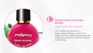Nahaufnahme einer 10ml rosaroten Nagellackflasche mit stilvoller goldumrandeter Kappe