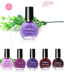 Nahaufnahme von 10-ml-Nagellackflaschen in verschiedenen Violett- und Burgundertönen
