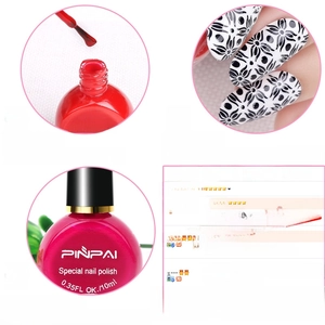 Detail von rotem und magentafarbenem Stempel-Nagellack mit Hochglanz und Goldkappe
