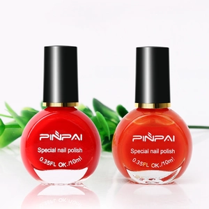 Zwei 10ml Flaschen roter und oranger Nagellack mit schwarzen Kappen auf weißem Hintergrund