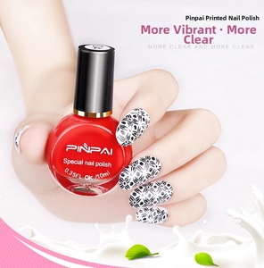Makrodetail von rotem Stamping-Nagellack 10ml mit kreativem floralem Musterdesign