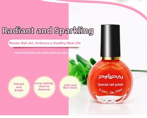 Nahaufnahme einer 10-ml-Flasche mit leuchtend rotem Nagellack für Stempel und Maniküre