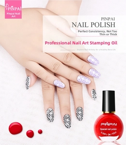 Detail von rotem 10ml Nagellack für Stamping mit Flasche und professionellen Blumenmustern