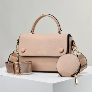 Detail van beige PU-leren tas met ronde portemonnee en brede schouderriem voor dames
