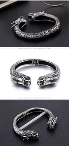 Gros plan détaillé des écailles et des têtes de dragon sur un bracelet punk argenté