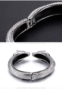 Détail macro de la charnière sur ce bracelet jonc punk à tête de dragon en acier inoxydable