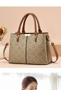 Gedetailleerde opname van een beige handtas met gouden hardware en een luxe monogrampatroon