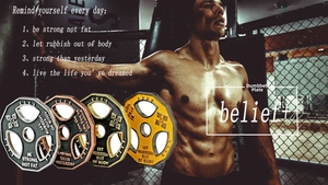 Détail des pendentifs de disque d'haltère en quatre couleurs avec slogans de fitness gravés