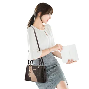 Détail du sac bandoulière imprimé avec breloque feuille dorée et sangle