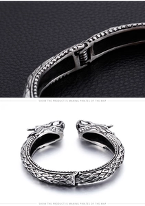 Gros plan du bracelet tête de dragon en argent vieilli avec écailles détaillées