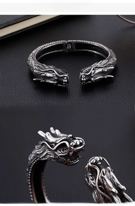 Détail du relief tête de dragon sur bracelet punk en acier avec fermeture à ressort