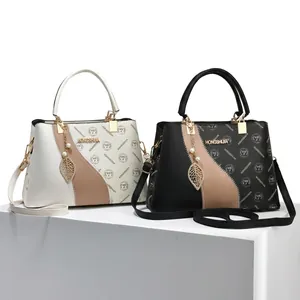 Détails des sacs en cuir PU avec pendentif feuille en métal et textures de marque
