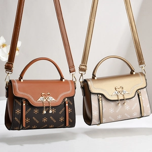 Sacs à bandoulière MQCKDE avec monogramme et fermoir cygne doré orné d'une perle