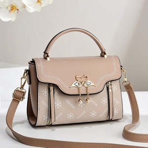 Sac bandoulière élégant beige avec fermoir cygne et perle sur un fond minimaliste chic