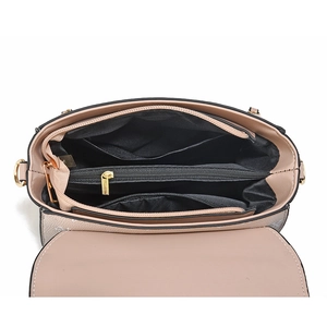 Intérieur du sac à bandoulière rose avec compartiments et doublure noire robuste