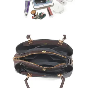 Détail de l'intérieur du sac montrant cinq compartiments fonctionnels pour les essentiels