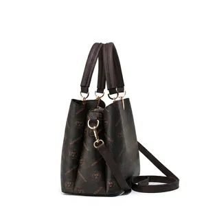 Vue de face et de profil d'un sac à main marron avec motifs et détails en métal doré