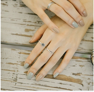 Detailed view of S925 sterling silver twisted wave rings worn on female hand