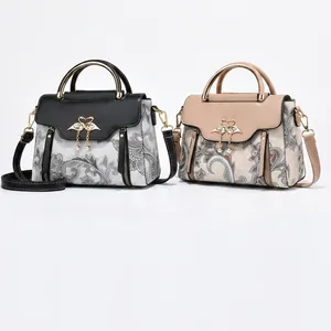 Détails de sacs à main à motifs floraux rétro avec boucle cygne doré et gland perlé