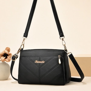 Sac bandoulière chic en cuir noir à grain litchi avec matelassage en V et détails dorés