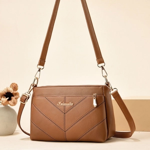 Sac bandoulière marron pour femme en cuir grainé avec détails dorés et coutures en V
