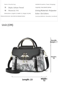 Vue détaillée des dimensions du sac avec ornement cygne et texture en tissu paisley