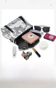 Détail de l'intérieur d'un sac à main fleuri avec grand espace pour les objets quotidiens