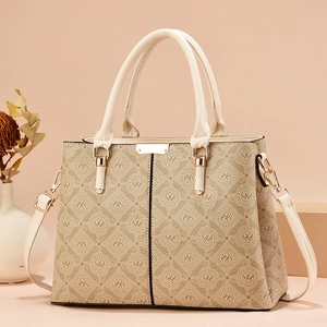 Elegante beige monogram handtas met gouden details en verstelbare schouderriem