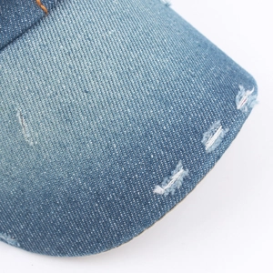 Vista frontale del cappellino in denim blu lavato con bordi consumati e stile vintage