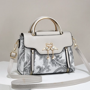 Sac à main gris à motif paisley avec fermoir cygne doré et détail perle élégant
